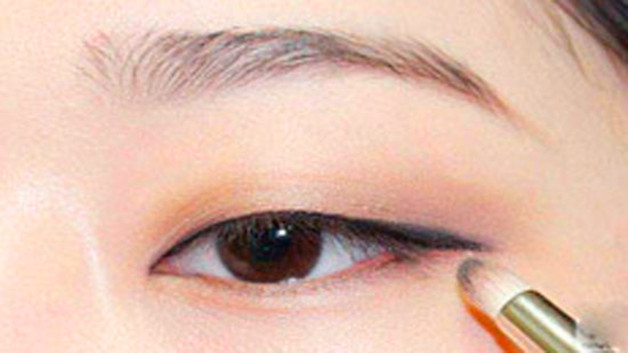 单眼皮画眼线的技巧 单眼皮画眼线的技巧