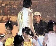 赵薇被泼粪后背湿透 赵薇被泼粪后背湿透