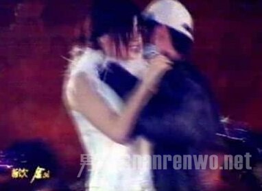 男子故意装作粉丝抱赵薇 男子故意装作粉丝抱赵薇