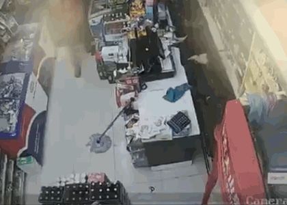 6瓶酒砸倒抢劫男子系正当防卫怎么回事 具体情况前后始末 (3).jpg