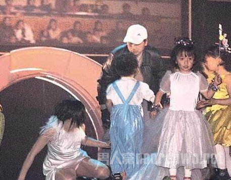 赵薇被推到站不起来 赵薇被推到站不起来