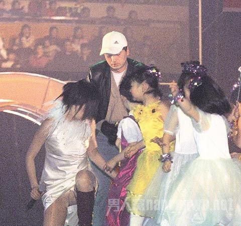 赵薇被泼粪 赵薇被泼粪