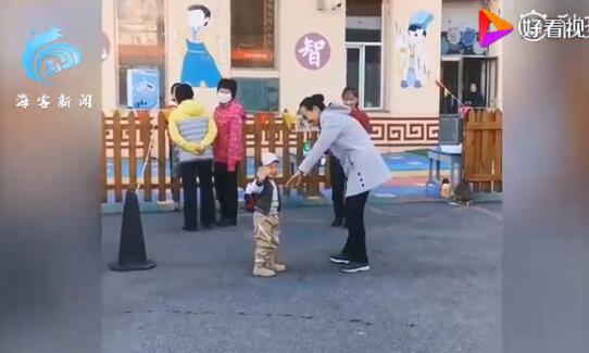 大写的心疼!宝宝上幼儿园边哭边鞠躬 真是个勇敢有礼貌的小男子汉