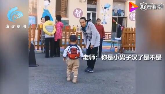 大写的心疼!宝宝上幼儿园边哭边鞠躬 真是个勇敢有礼貌的小男子汉