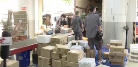 公寓电梯贴提示让快递走楼梯 为什么不让快递小哥乘电梯?