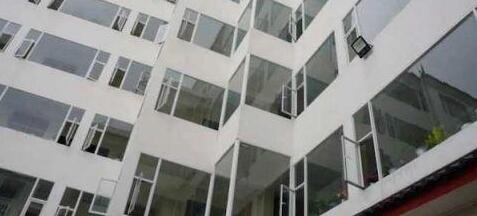 公寓电梯贴提示让快递走楼梯 为什么不让快递小哥乘电梯?