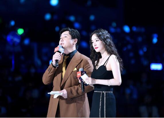 【围观】杨幂扶沈腾扶了个寂寞 沈腾回应没扶杨幂说了什么?